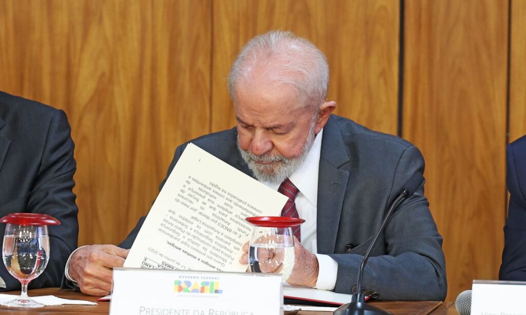 que a previsão de regulamentação genericamente atribuída ao Poder Público promov